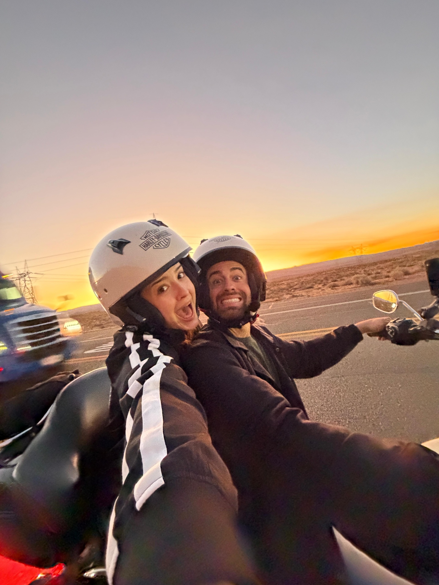Carmen y Alberto en moto al atardecer